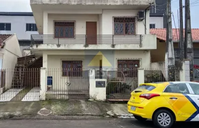 Casa com dois dormitórios para locação na rua 2700 no centro de balneário camboriú