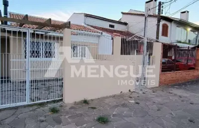Casa com 2 quartos à venda na rua pedro waine, 176, santa maria goretti, porto alegre por r$ 680.000