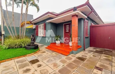 Casa com 3 quartos à venda na travessa afonso mabilde, 44, santa maria goretti, porto alegre por r$ 850.000