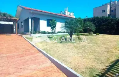 Casa muito ampla e espaçosa para venda no centro de toledo-pr