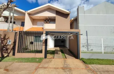 Sobrado amplo para locação em excelente localização, jardim gisela, toledo - pr