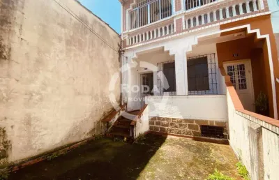 Casa térrea no gonzaga, santos: ampla, com quintal e potencial de valorização!