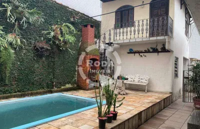 Casa térrea com piscina: seu refúgio na ponta da praia com 3 quartos e 4 vagas