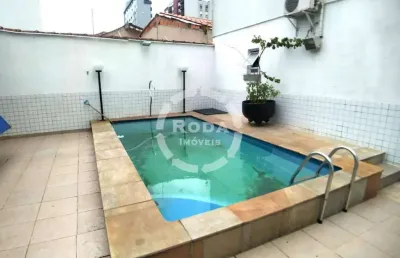 Casa sobresposta baixa com 3 quartos sendo 2 suítes e piscina privativa e salão com churrasqueira 2 vagas no aparecida em santos