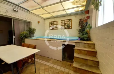 Casa triplex em condomínio fechado próximo da praia a venda em santos, localizada no bairro do embaré.