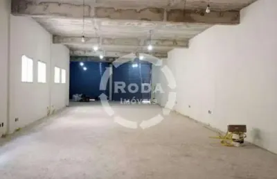 Loja comercial, com banheiro, copa e área administrativa.