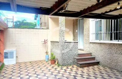 Sobrado a uma quadra do mar: conforto e praticidade em localização privilegiada!
