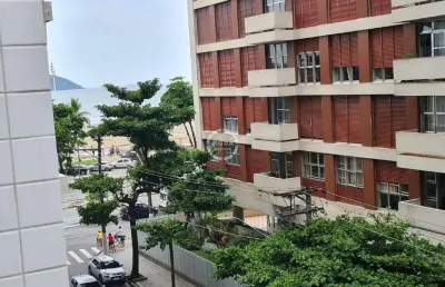 Apartamento reformado a 50m da praia do itararé – 86m² | 2 dormitórios | vista parcial do mar | são vicente/sp