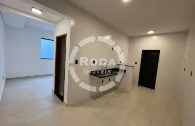 Casa sobreposta baixa fundos nova à venda no marapé – 3 dormitórioss e 2 vagas!