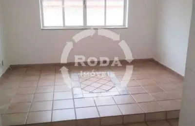 Imperdível no gonzaga! apartamento 2 dorms, cozinha ampla e garagem – confira!