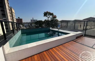 Casa sobreposta alta com piscina – 3 suítes – rua tranquila