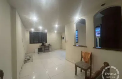 Imagine-se vivendo em uma casa que combina conforto, praticidade e um toque de luxo, tudo isso no coração do gonzaga, santos