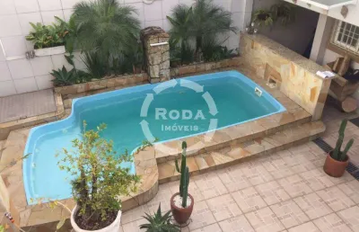 Sobrado com edícula e piscina a venda em santos, localizado no bairro do boqueirão.