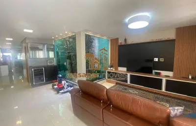 Sobrado à venda com 225m² e 3 suítes, 4 vagas e piscina privativa