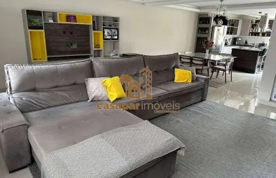 Sobrado à venda com 307m², 3 suítes e 6 vagas, alto padrão