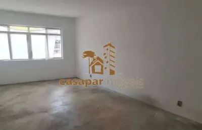 Sobrado à venda e vago com 166m², 3 quartos, 2 vagas, excelente localização