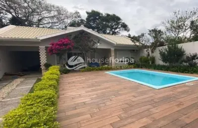 Casa térrea com quintal espaçoso, piscina, a 500 m da praia, à venda, campeche, florianópolis, sc