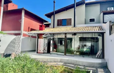 Casa geminada à venda com 3 dormitórios, na rua da praia do pico da cruz, no rio tavares, florianóp