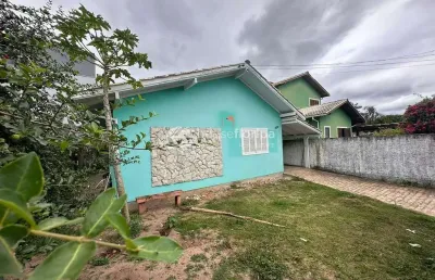 Casa a térrea à venda em ótima localização com 3 dormitórios, sendo 1 suíte, campeche, florianópoli