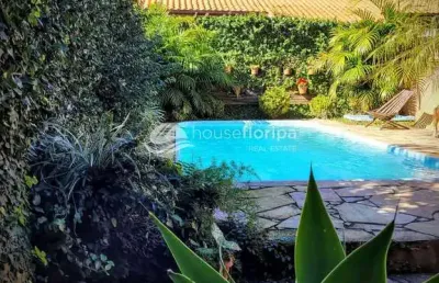 Casa financiável à venda, totalmente mobiliada com 2 dormitórios e piscina, no campeche, florianópo