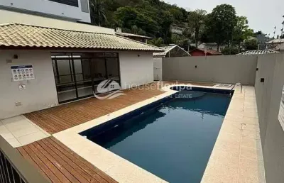 Casa de alto padrão à venda em ótima localização na lagoa da conceição, com 3 suítes, 4 banheiros,