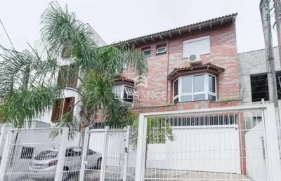 Elegance imóveis vende casa no bairro chácara das pedras no valor de r$ 1.400.000,00 com terraço, churrasqueira, piscina e garagem para 4 carros.