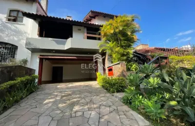 Elegance imóveis vende casa projeto diferenciado desocupada bairro boa vista em porto alegre com piscina, churrasqueira, lareira e garagem 4 carros.