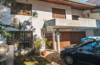 Elegance imóveis vende casa, 300m, 4 dormitórios sendo uma suíte, living com lareira, deck, piscina e 4 vagas de garagem/box. comprar r$ 1.390.000,00