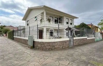 Elegance imóveis vende casa / sobrado residencial ou comercial ampla com 4 dormitórios 2 vagas box garagem e ótimo pátio. partenon porto alegre.