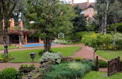 Elegance imóveis vende linda residência em condomínio fechado, próximo ao centro de gramado com 3 suítes, sacada, lareira, churrasqueira e vaga de garagem coberta. gramado - rs