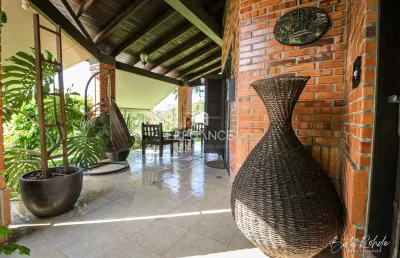 Elegance imóveis vende maravilhosa residência com 296,86m², construída em centro de terreno com 925,45m2 próxima à ufrgs e puc