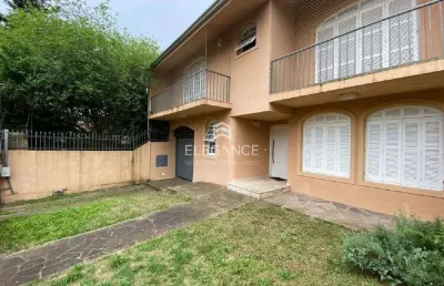 Casa para comprar com 266 m2 privativos, 4 dormitórios 2 suítes, 4 vagas cobertas garagem, pátio. chácara das pedras porto alegre. elegance imóveis.