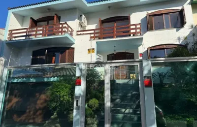 Casa para comprar em centro de terreno 360 m2 privativos, 3 suítes, garagem para 3 veículos, pátio com piscina, chácara das pedras porto alegre