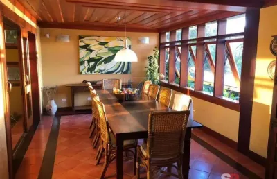 Bela casa em ubatuba, 500m² a.u., 4 quartos (1 suíte), salas, varanda, cozinha, piscina, churrasqueira, vista p/ o mar e 2 vagas. ref 16.713 -