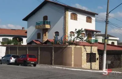 Ref 16.945 - belo sobrado no jd. triana, 360m² a.u., 3 dormitórios (3 suítes), salas de estar e jantar, cozinha, edícula, piscina e 5 vagas.