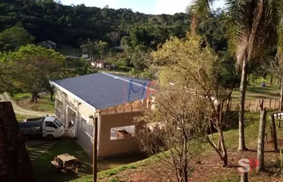 Excelente chácara em biritiba-mirim/sp, 13.000 m² a.u., 22.500 m² a.t., 2 quartos, sala, cozinha, churrasqueira, piscina, 50 vagas (ref 17.372)