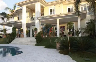 Sobrado em condomínio fechado com 3 pavimentos , 5 dorms, sendo 3 sites, 6 vagas!
