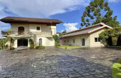 Excelente terreno em campos do jordão/sp, 18.000 m² a.t, 900 m² a.c., com 4 casas, bosque e lago. prox. baden baden (a 3km) (ref 17.989)