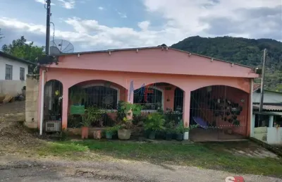 Excelente chácara no centro de miracatu/sp, com 400m² a.u., 3 dormitórios (1 suíte), sala, cozinha, lavanderia, quintal, 2 vagas (ref 18.760)
