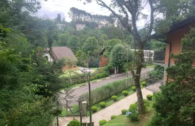 Excelente casa mobiliada no alto do capivari , em campos do jordão/sp, 365 m² a.c., 1085 m²a.t., 4 dormitórios (1 suíte), academia, adega, churrasqueira (ref 18.761)