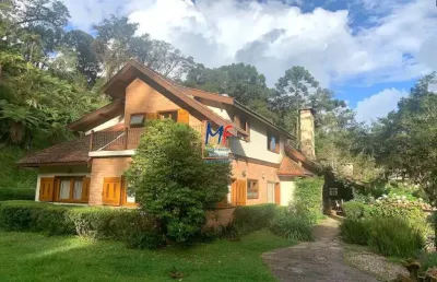 Excelente casa em descansopolis, campos do jordão/sp, com 600 m² a.c., 32.000 m² terreno , 4 dormitórios (4 suítes), jacuzzi, piscina, casa caseiro,  (ref 19.524)