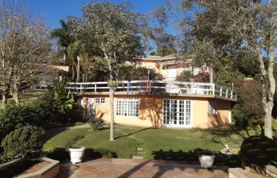 Excelente casa em cond. fechado em ibiúna, 400m² a.c., 1600m² a.t., 4 quartos (4 suítes), cozinha, sala, lareira, adega, piscina (ref 18.218)