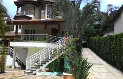 Ref: 4772 - - excelente casa alto padrão com 1.000 m² a.c. 2.000 m² de a.t , 4 dorms, 4 suítes, 5 banheiros e 8 vagas de garagem.