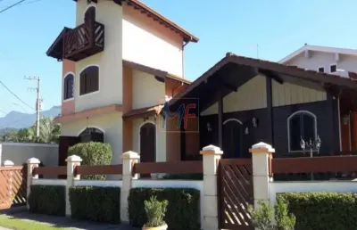 Ref 17.023 - linda casa de madeira e alvenaria caraguatatuba (cond. fechado), com 250m² a.u., 4 quartos (3 suítes), prox. praia da mococa.
