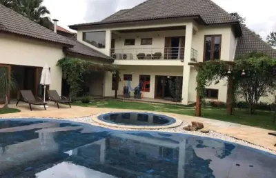 Linda casa em cond. fechado em barueri (aldeia da serra), 927m² a.u., 614m² terreno, 4 suítes, 4 vagas e lazer. ref 17.024