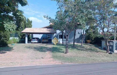 Encante-se com esta linda casa em estilo colonial no condomínio terras de monte serrat, em salto/sp!