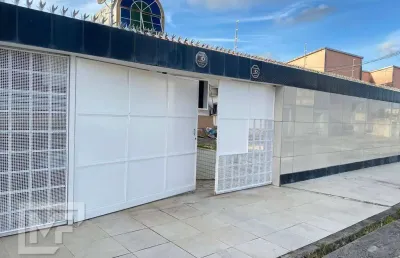 Casa  com  três quartos(uma suíte), garagem 6 carros,  pitanguinha