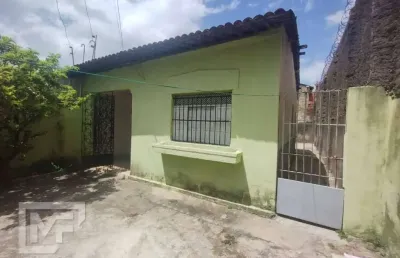 Casa nascente, com garagem, três quartos, quintal, ponta grossa, maceió-al