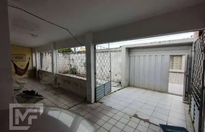 Casa nascente com três quartos, quintal, terreno 10x25, eldorado - feitosa