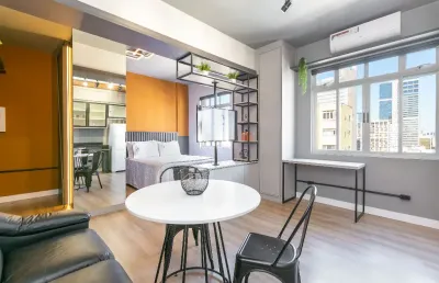 Studio decorado para locação no centro de curitiba, até 2 pessoas, 35m²